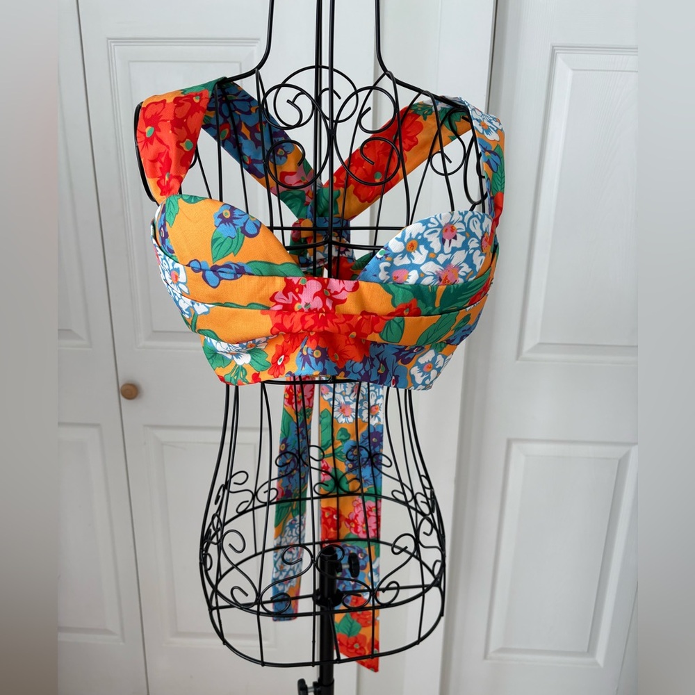 L'ATISTE Multicolor Floral Crop Top